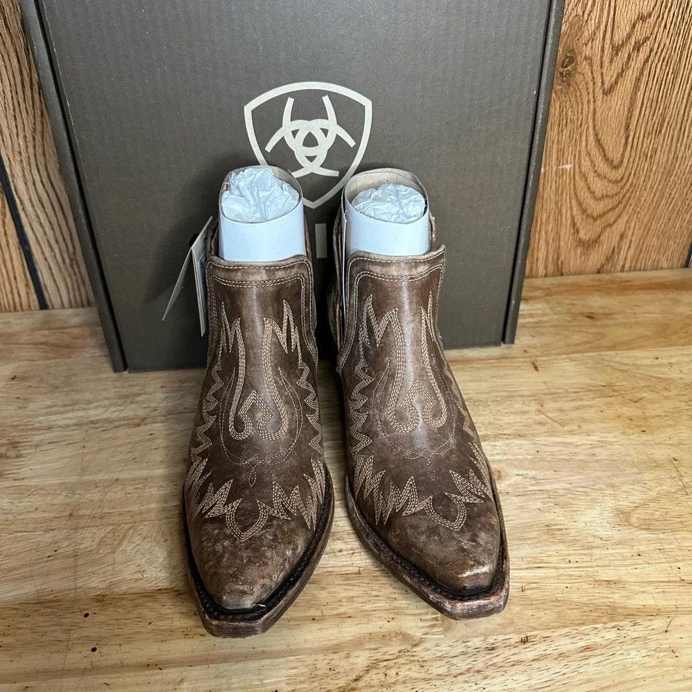 Ariat Dixon’s- Naturally Distressed Brown *NWT*